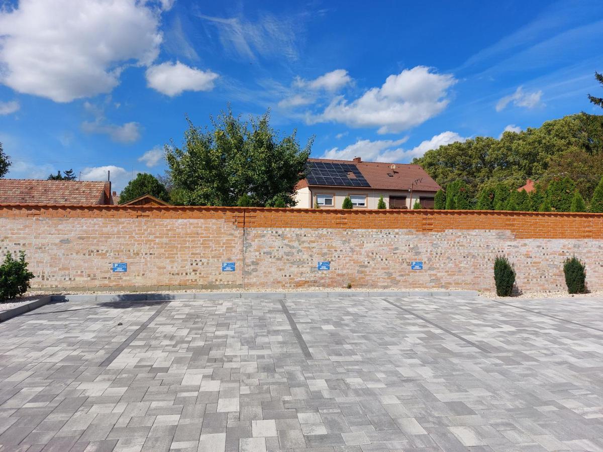 Linden Apartman 001 - Adults Only Mosonmagyarovar Exterior photo